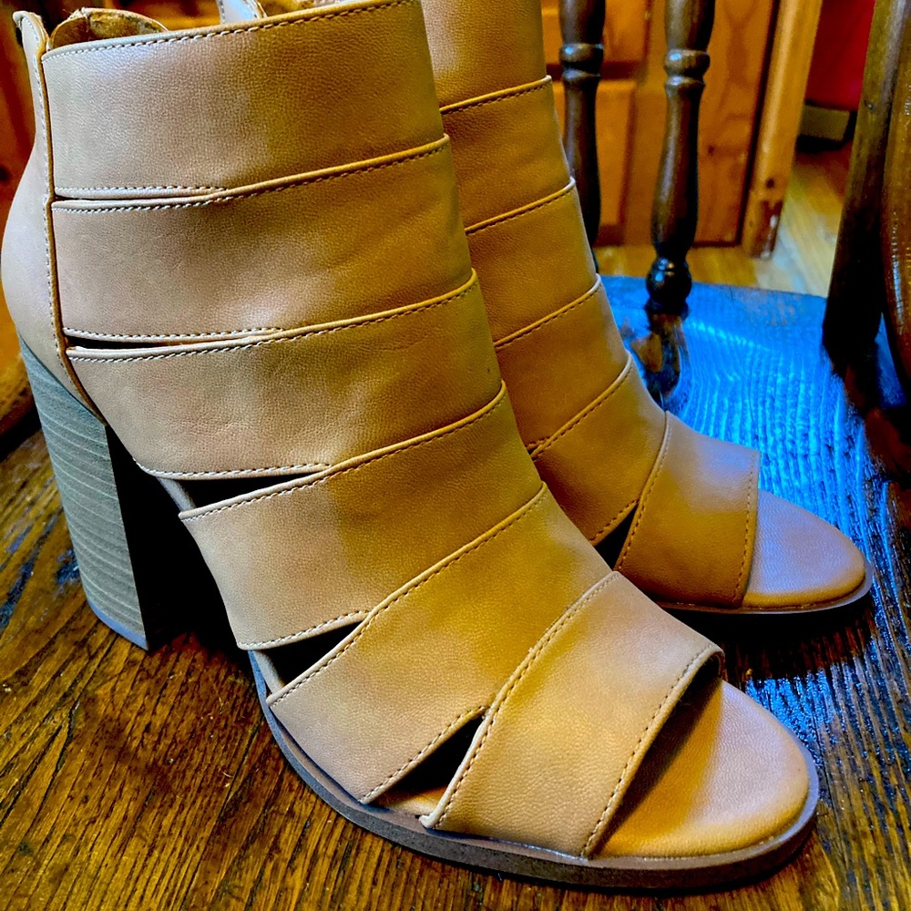 Report Women Faux Leather peep toe platform sandals Camel size 8 EUC